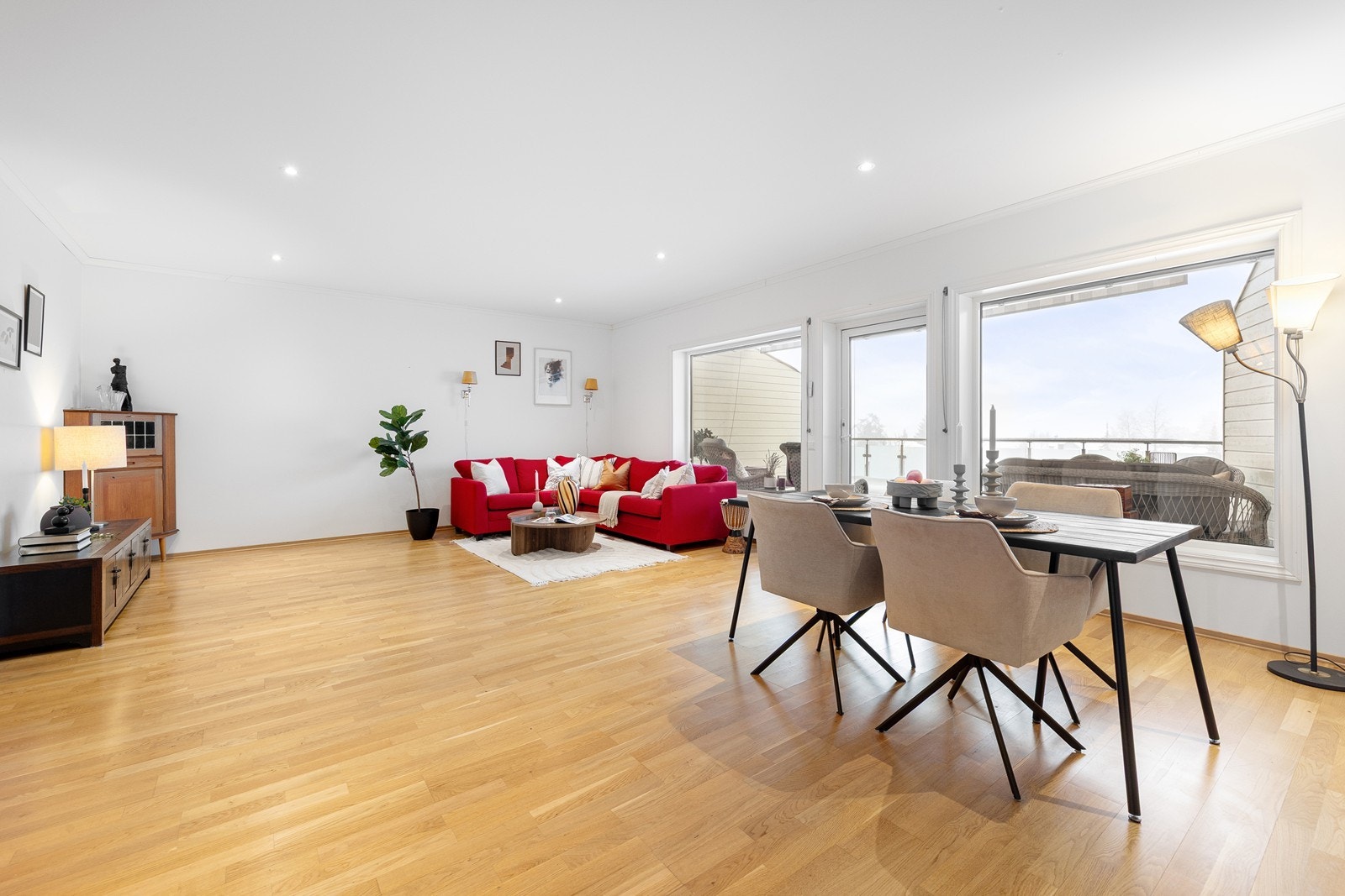 Rommet har god plassutnyttelse, godt lysinnslipp og er malt i lyse fargetoner. Galleribilde