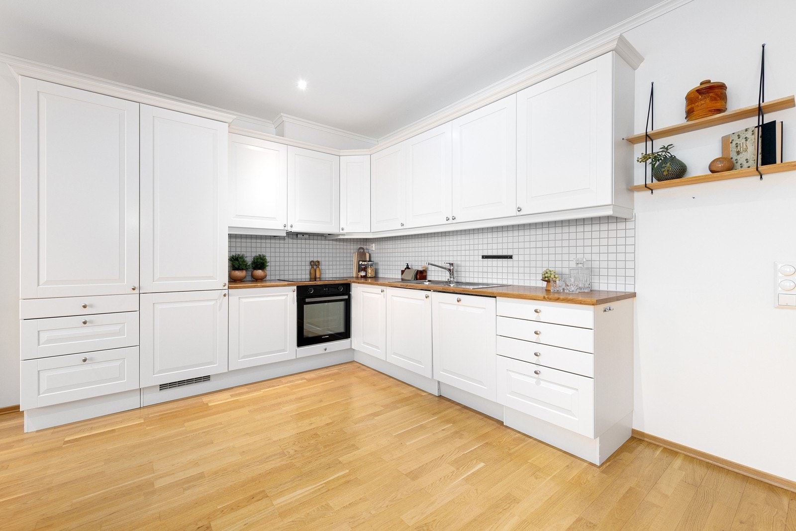 Kjøkkenet fra Sigdal har en klassisk og tidløs innredning med profilerte fronter og en praktisk laminat benkeplate. Galleribilde