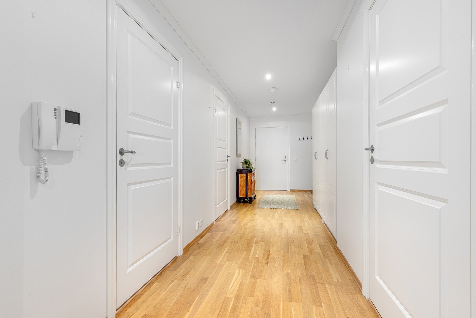 Mellomgangen binder leilighetens rom sammen på en god måte. Galleribilde