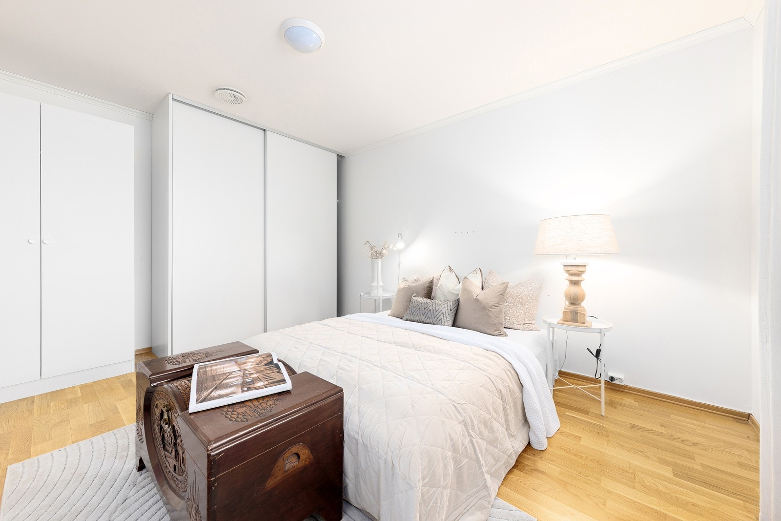 Hovedsoverommet er romslig og har god plass til dobbeltseng, i tillegg til garderobeskap som gir praktisk oppbevaring. Galleribilde