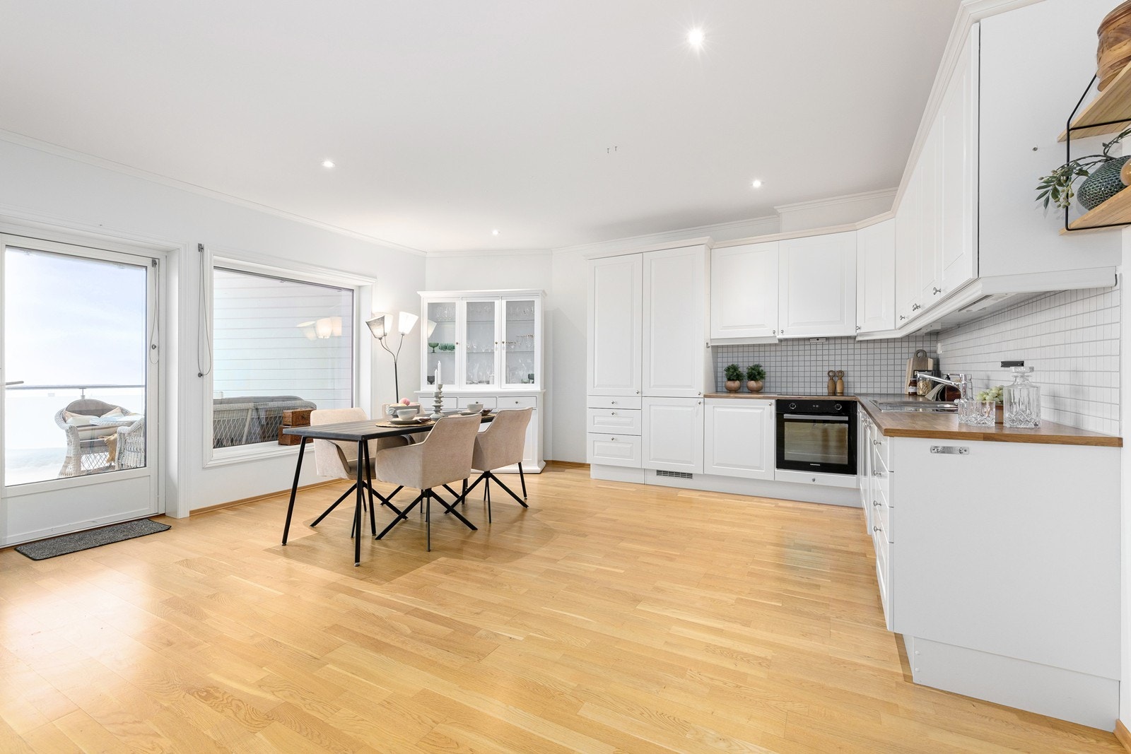 Allrommet har god plass til både sofa- og spisegruppe. Spisegruppen har sin naturlige plassering nær kjøkkenet. Galleribilde