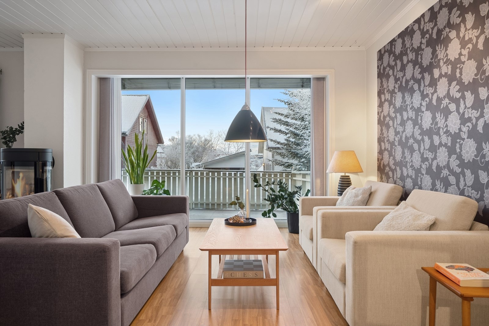 Fra stuen er det direkte utgang til en herlig og solrik terrasse. Galleribilde