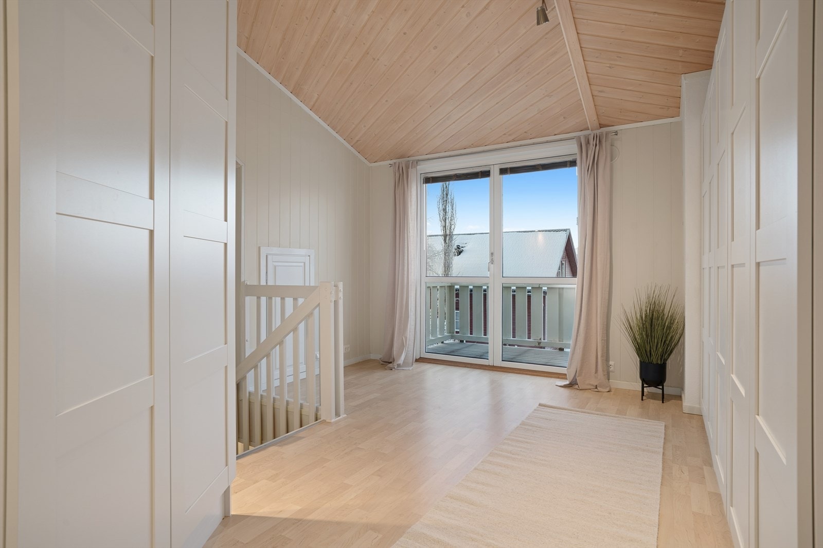 Loftstuen er et rom med flere bruksmuligheter. I dag er det innredet som gang med flere garderobeskap. Høy himling gir en ekstra god romfølelse. Galleribilde