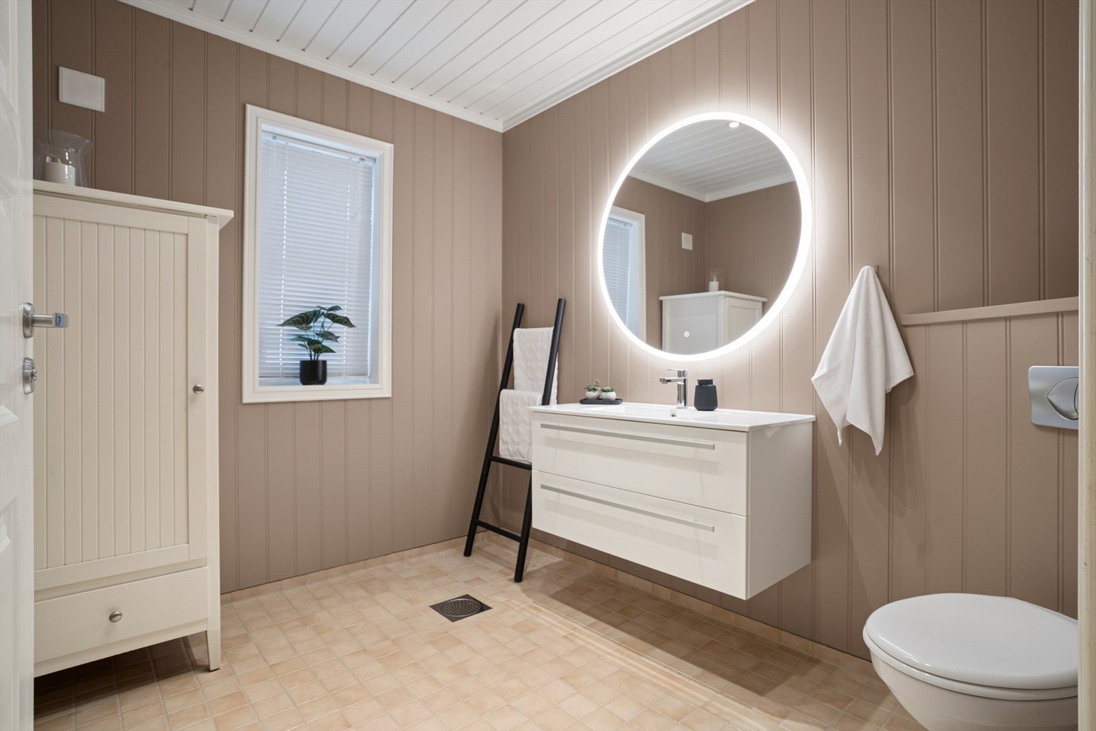 Badet i 1. etasje er fra byggeåret, men har i nyere tid blitt modernisert med ny innredning, speil og maling. Forberedt med opplegg for tilkobling av dusj eller badekar. Galleribilde