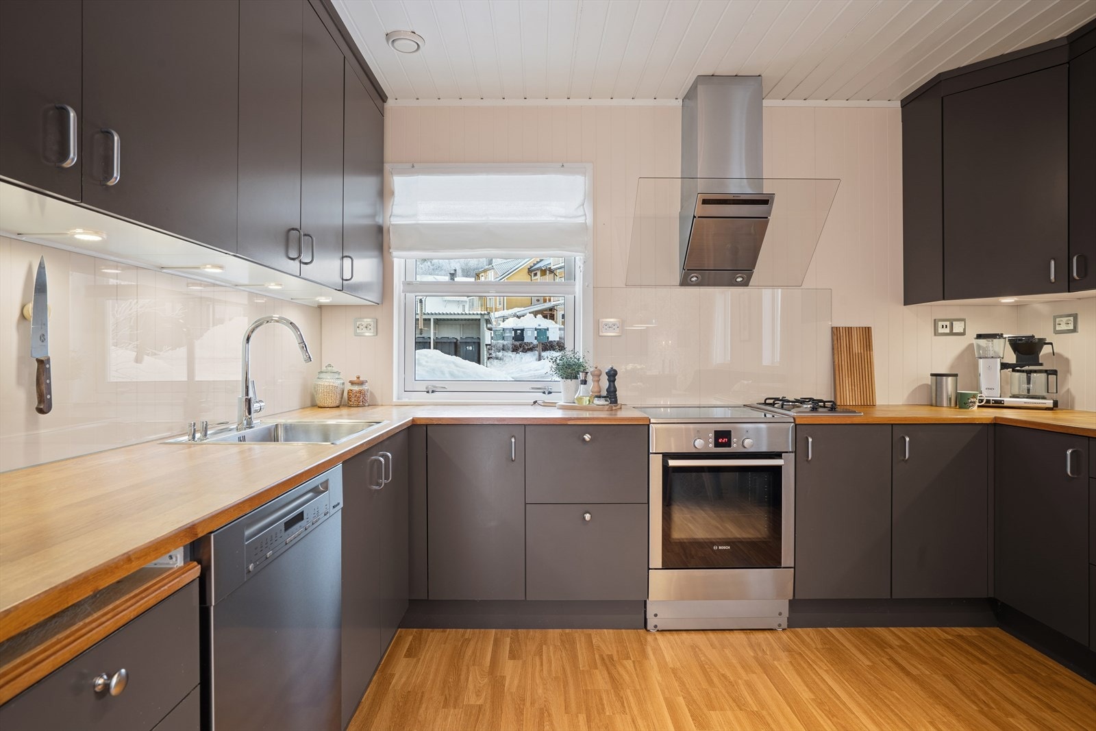 Innredning med laminerte skrog og slette laminerte fronter, komplementert av en benkeplate i heltre. Galleribilde