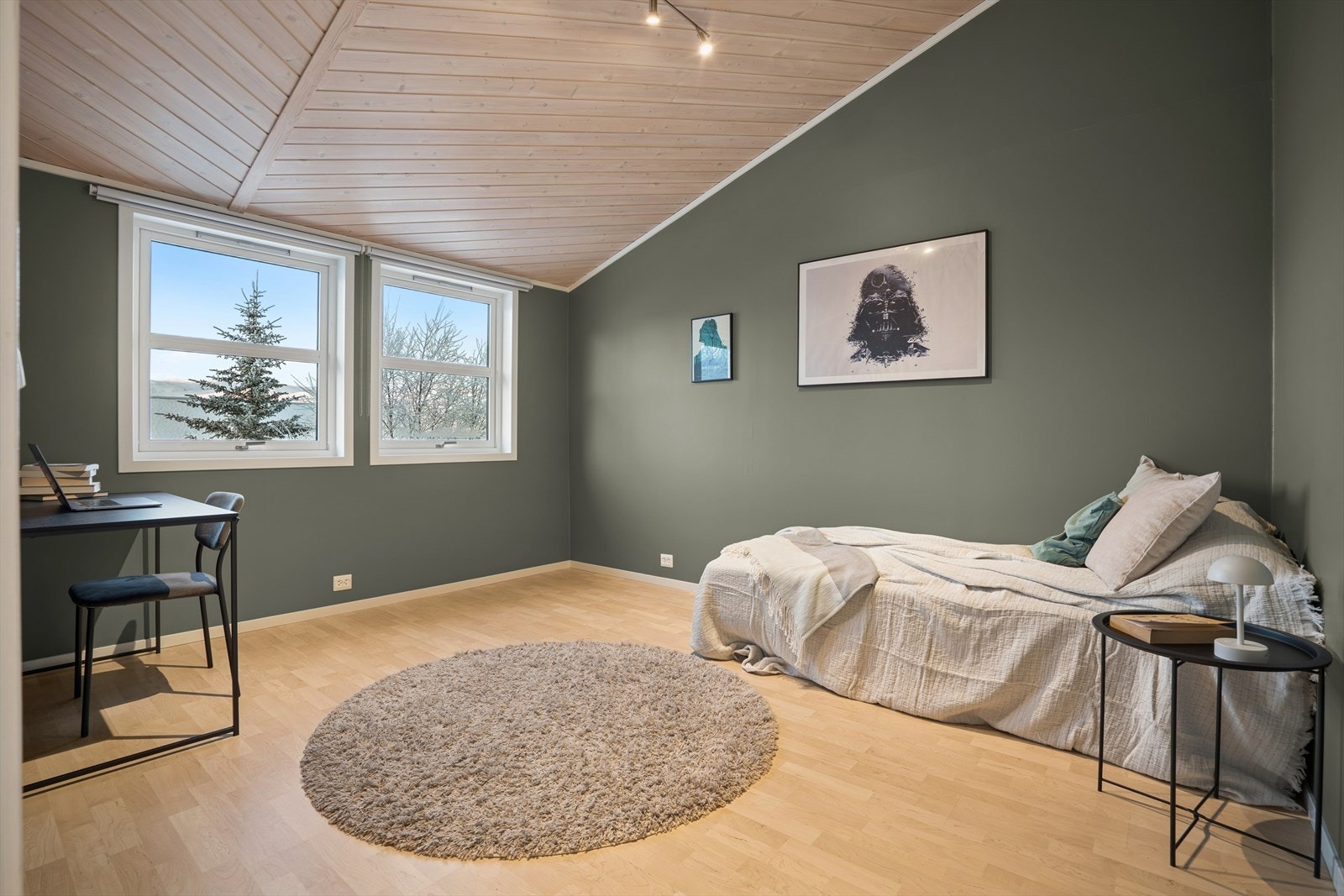 I tillegg er oppr. godkjent bod, i dag innredet som soverom (ikke omsøkt/godkjent - se pkt. ferdigattest for nærmere informasjon). Galleribilde