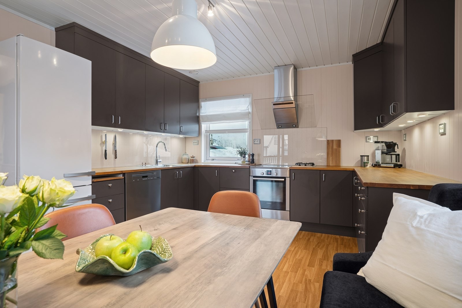 Frittstående hvitevarer som inkl. kjøl-/fryseskap, oppvaskmaskin, komfyr m/induksjonstopp, samt en installert gassbrenner, medfølger. Galleribilde