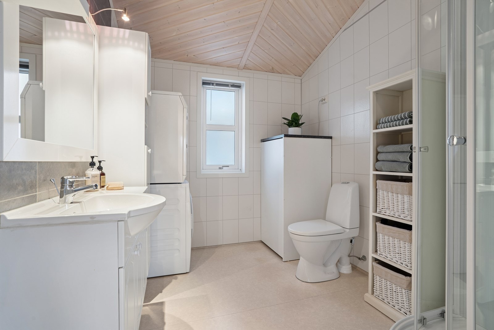 Det kombinerte bad/vaskerommet i 2. etasje ble modernisert i 2006. Vinylbelegg på gulvet, baderomsplater på veggene og panel i taket. Galleribilde