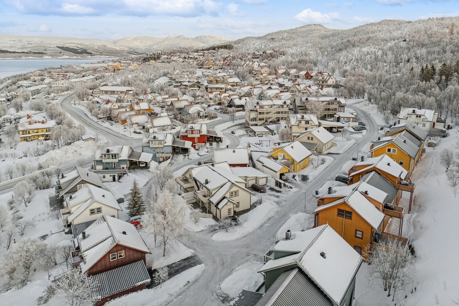 Fembøringen 18 er en romslig bolig beliggende i det attraktive området Hamna på Tromsøya, nordvest for Tromsø sentrum. Galleribilde