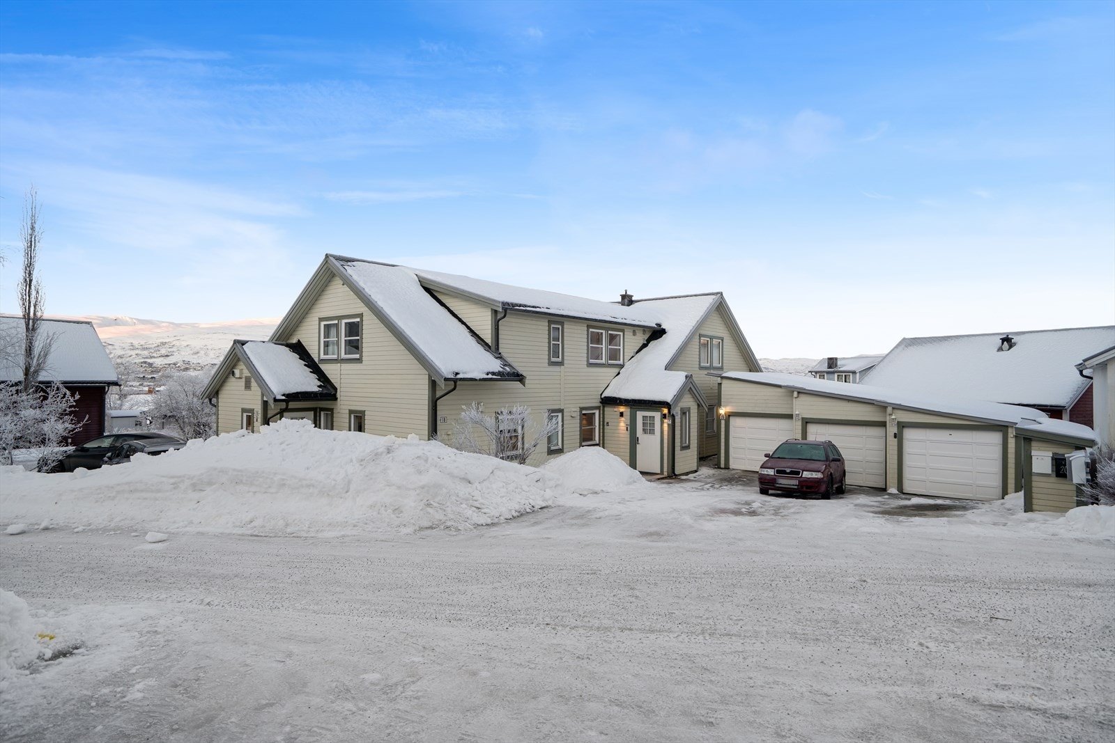 Boligen går over to plan og har et internt bruksareal på hele 151 m². Den disponerer garasje og utebod i felles rekke. Lader på husveggen. Galleribilde