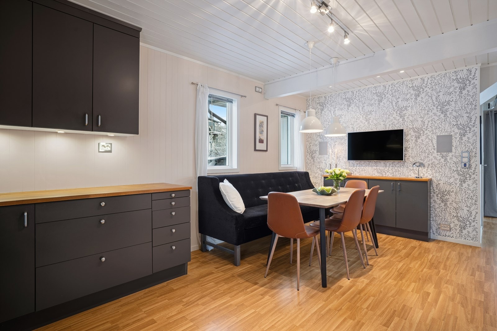 På kjøkkenet er det god plass for å kunne innrede med spisemøblement. Galleribilde