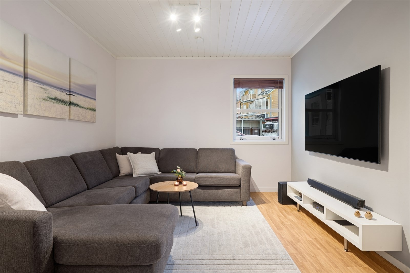 Godkjent soverom i 1. etasje er i dag innredet som tv-stue. Galleribilde