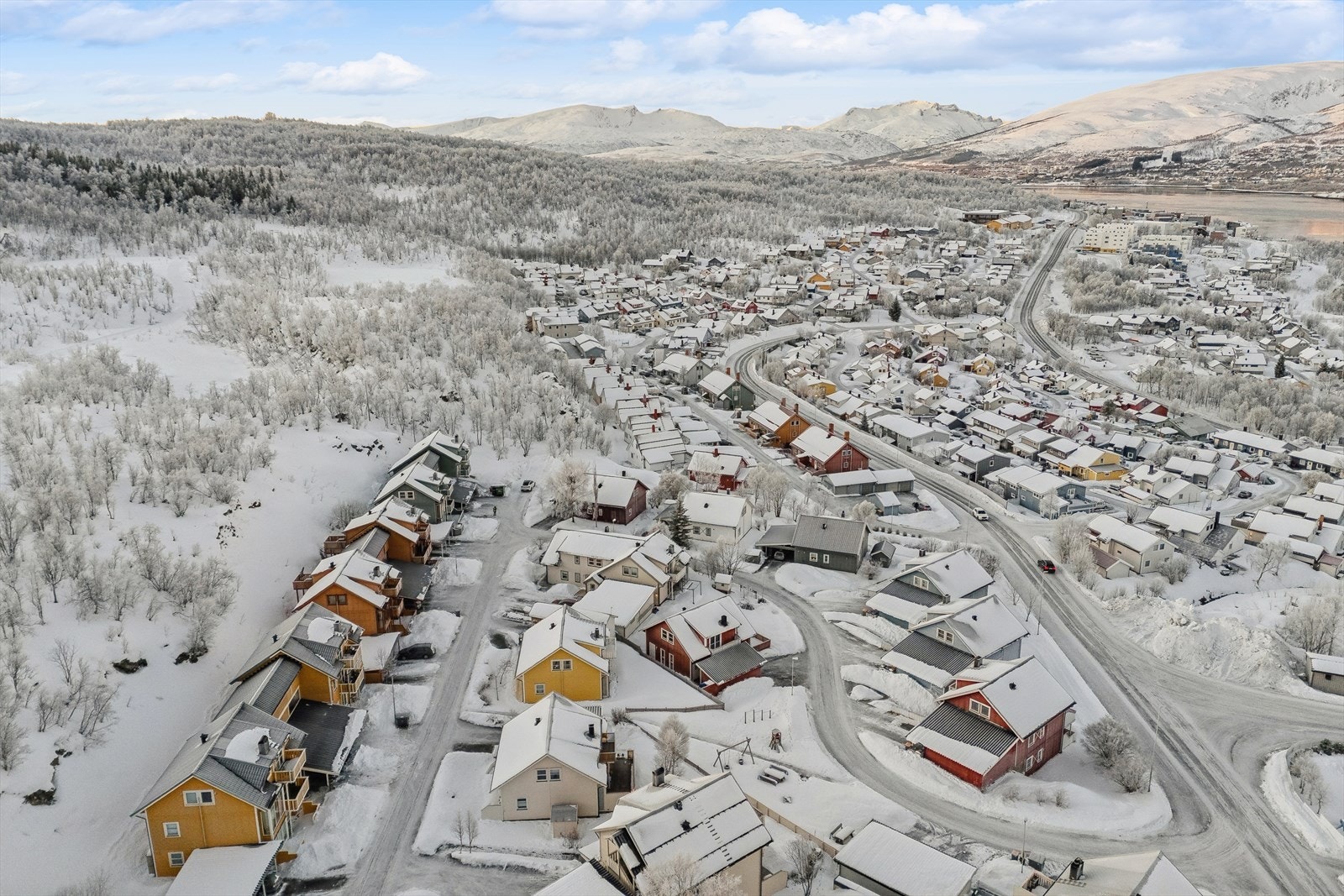 Det er også gode bussforbindelser og kort vei til flere skoler og barnehager, samt dagligvarebutikker. Galleribilde