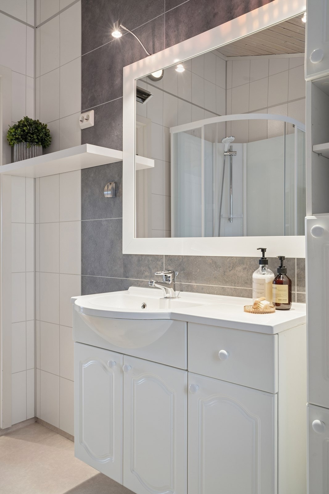 Innredning med heldekkende servant, høyskap, dusjkabinett, gulvmontert toalett og opplegg for vaskemaskin. Vv-bereder fra 2020. Galleribilde