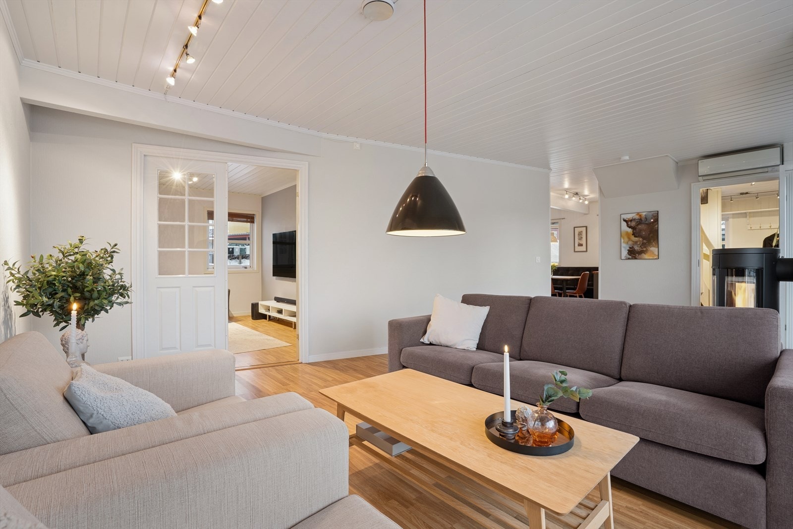 Peisovn og varmekabler i gulvet, sørger for god og effektiv oppvarming. Galleribilde