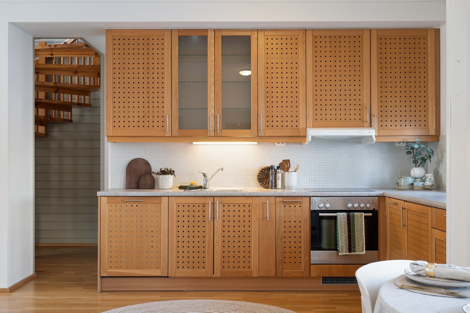 Kjøkkenet er stilrent og har godt med både benkeplass og skapplass Galleribilde