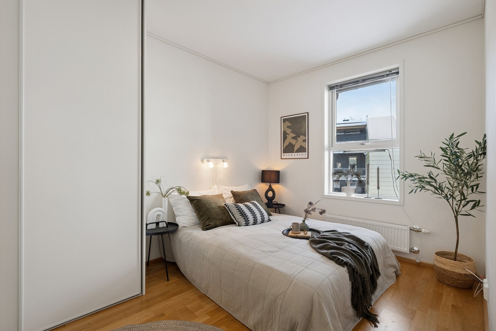 Hovedsoverommet har god plass til både dobbeltseng og nattbord. Oppbevaring i skyvedørsgarderobe Galleribilde