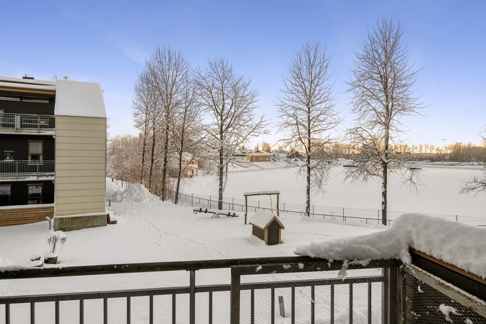 Utsikt mot Borrebanen friidrettsanlegg Galleribilde