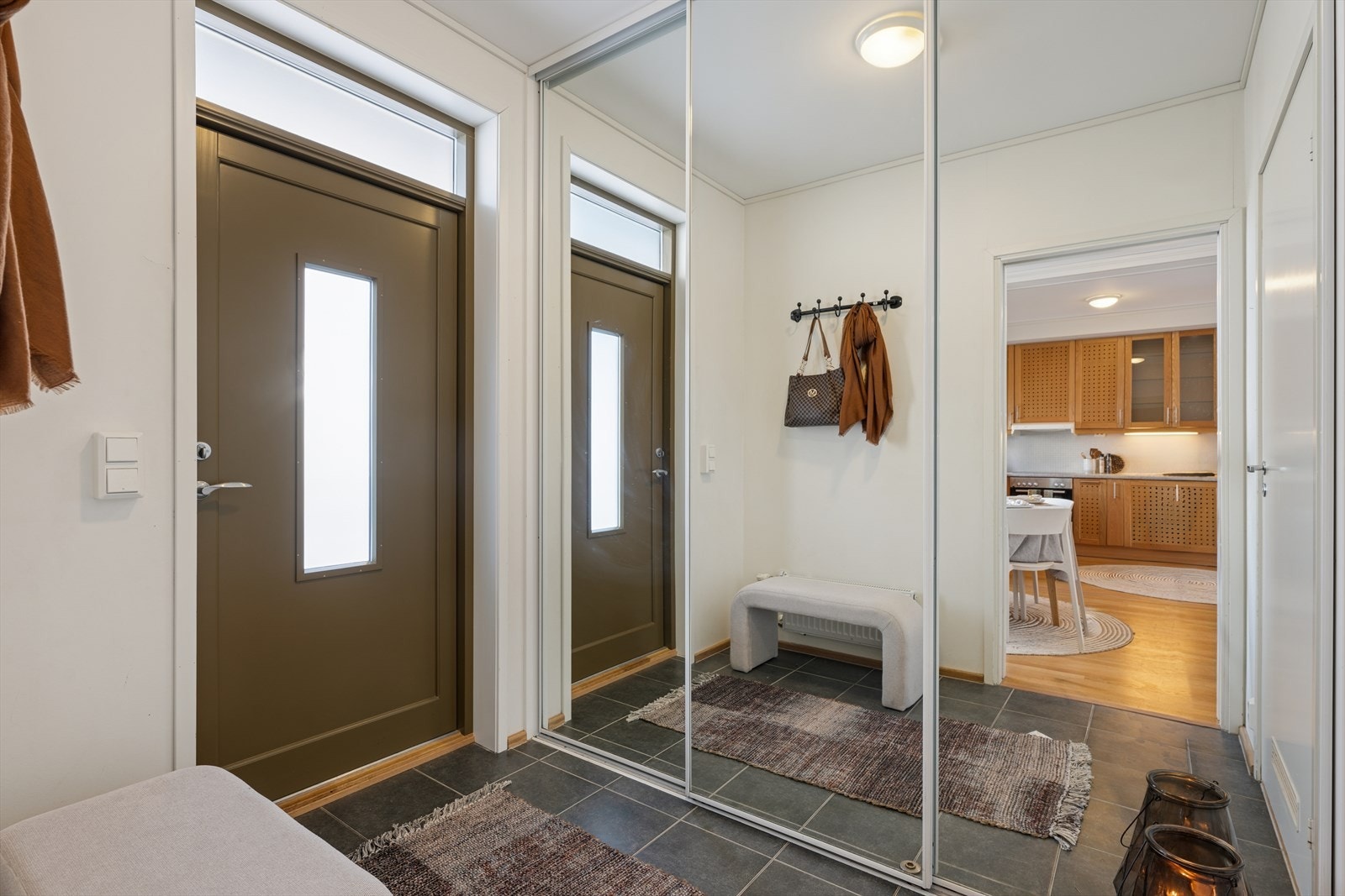 Romslig entré med god plass til oppbevaring i skyvedørsgarderobe Galleribilde