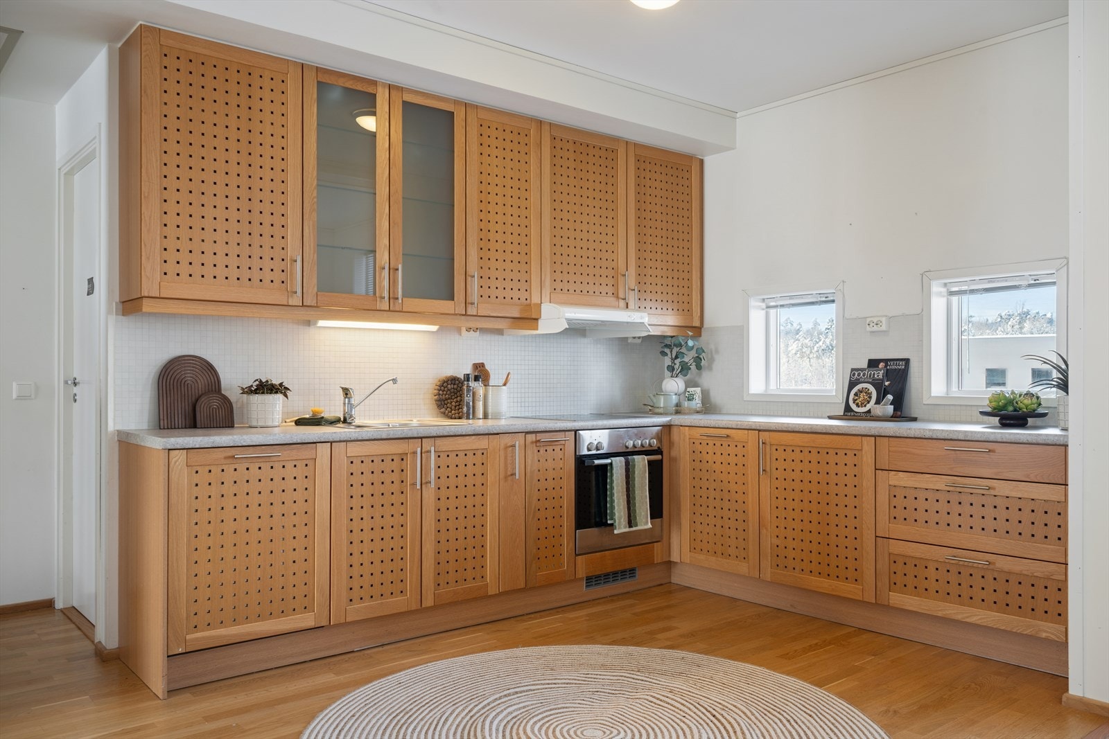 Innredning med profilerte fronter i eik/finer og integrert oppvaskmaskin, platetopp og stekeovn Galleribilde