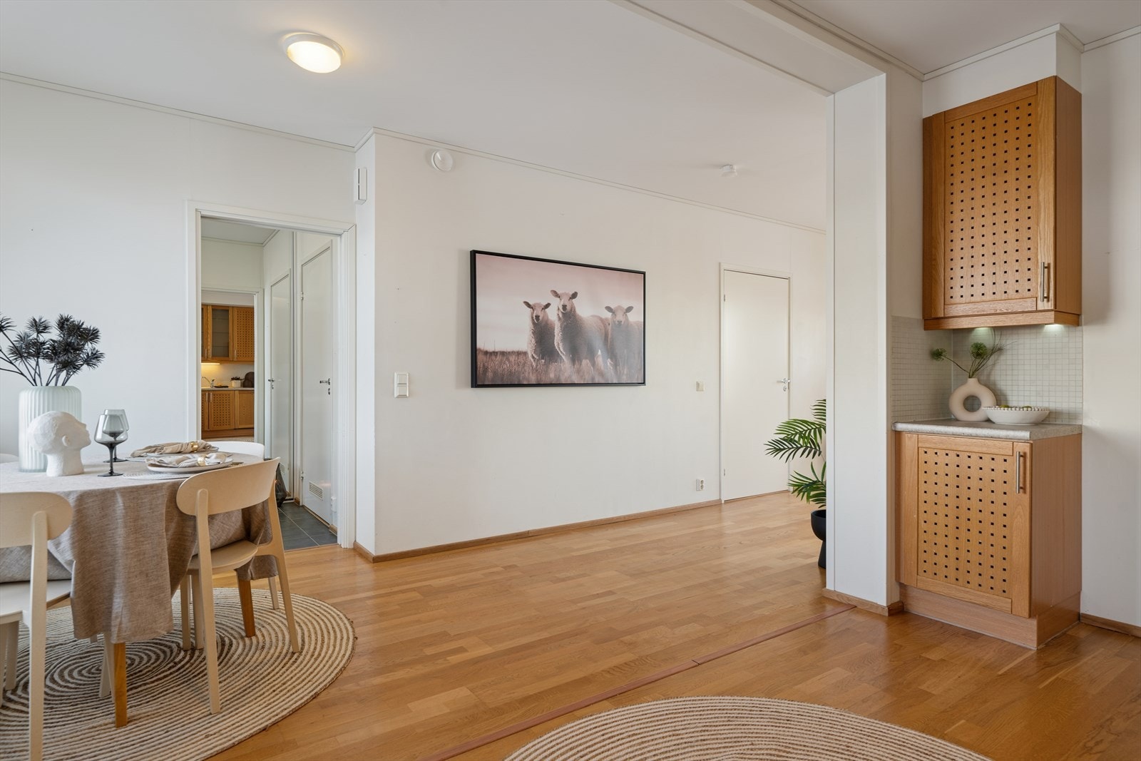 Videre beveger vi oss inn til leilighetens stue Galleribilde