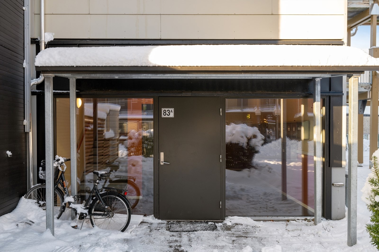 Felles inngang med heis opp til 2. etasje Galleribilde