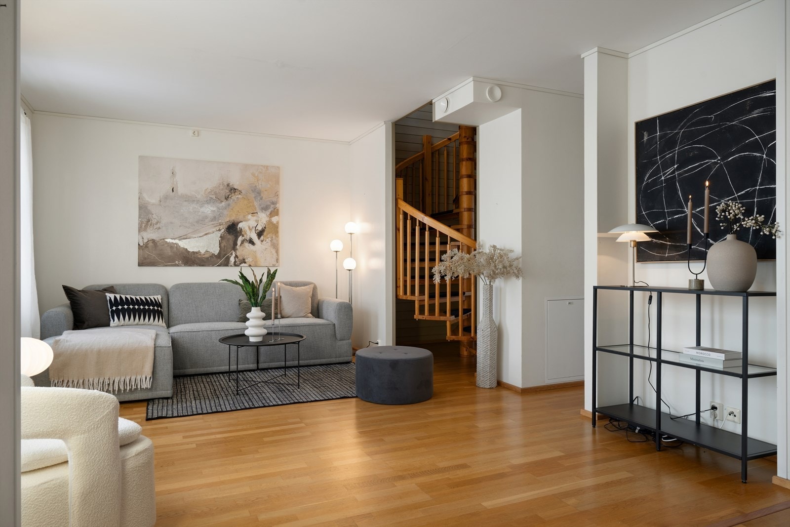 Leiligheten går over 2 plan med tilgang til etasjen over via trapp Galleribilde