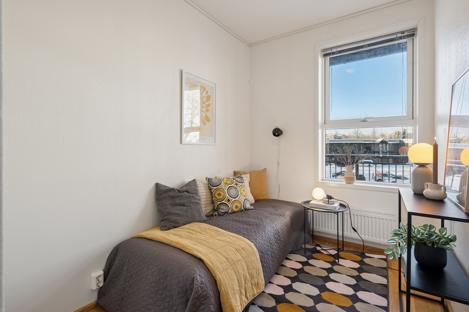 Leilighetens 2. soverom er noe mindre og fungerer godt som barnerom, gjesterom eller kontor Galleribilde