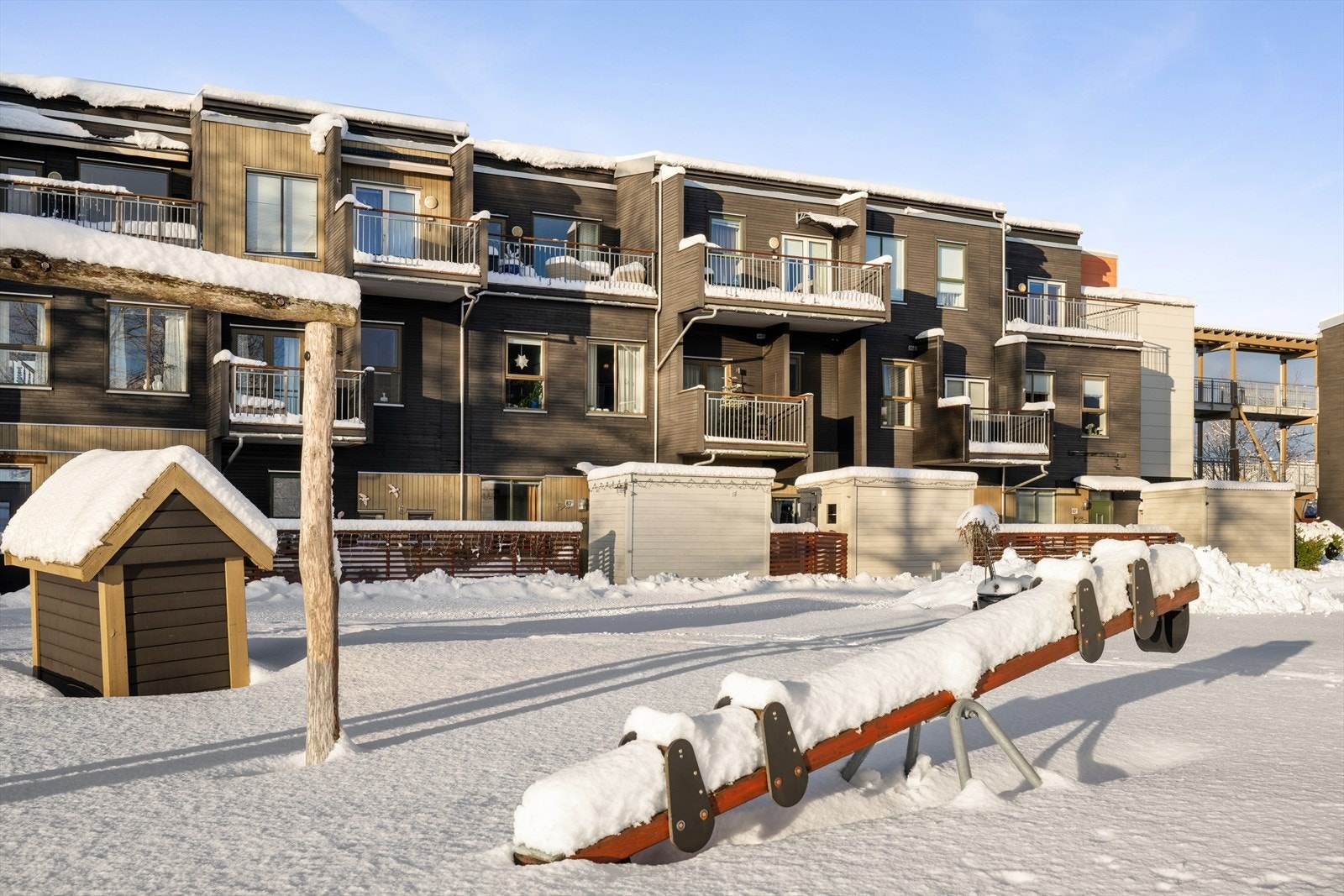 Boligen har en balkong på hvert plan Galleribilde