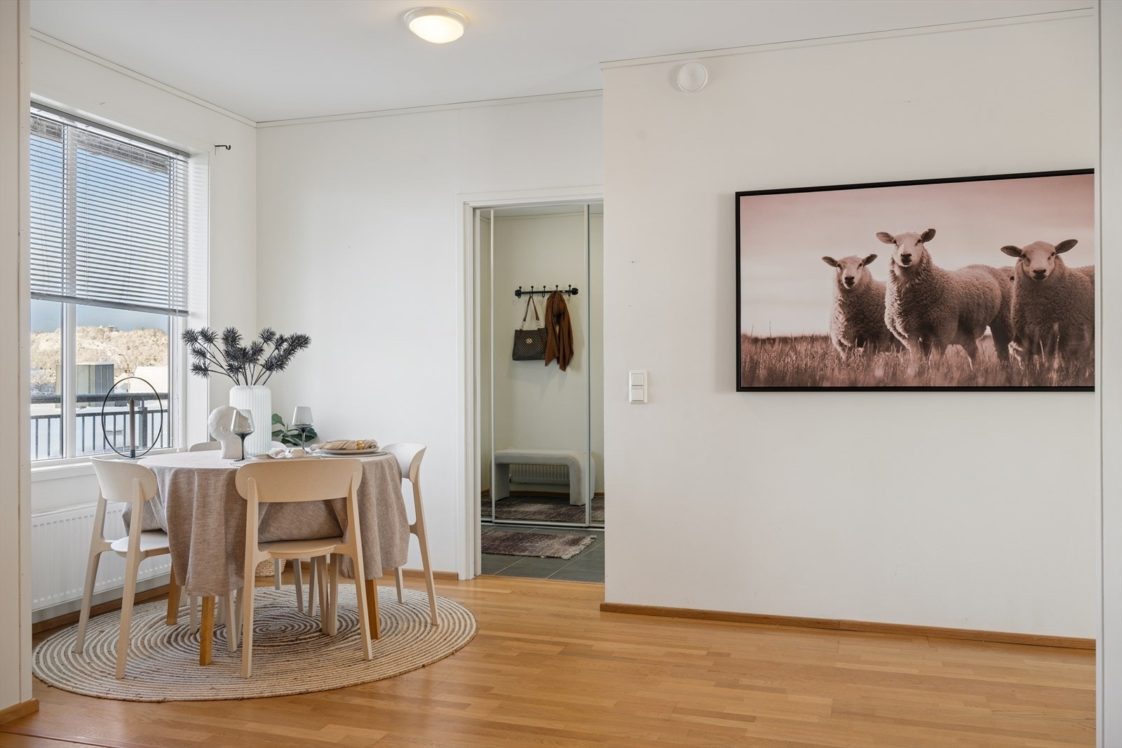 Hyggelig plass til spisebord ved vinduet Galleribilde