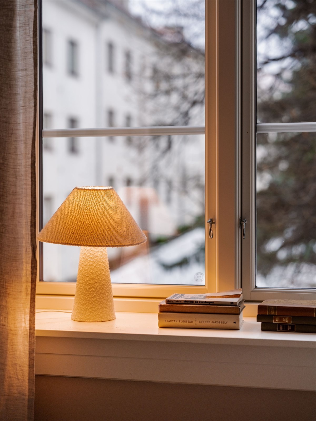 Sprosse-inndelte vinduer er i tråd med bygårdens klassiske arkitektur fra 1929. Galleribilde