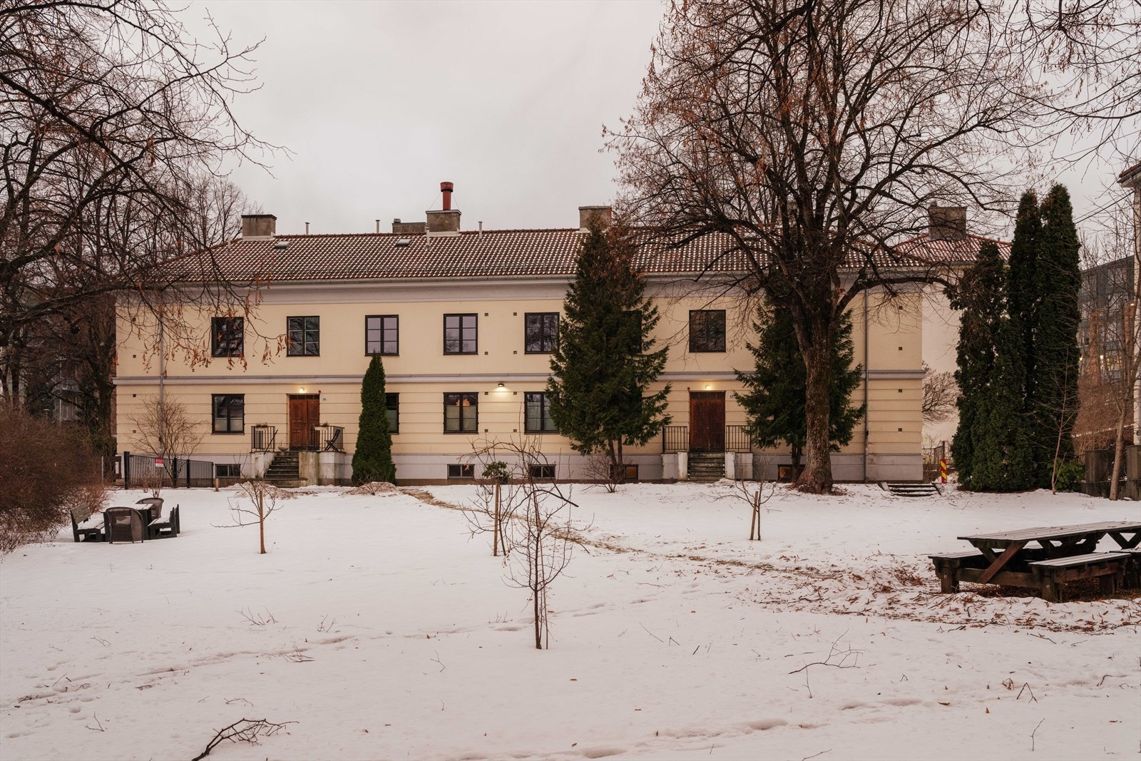 Leiligheten ligger i en klassisk bygård fra 1929, tilbaketrukket fra veien med hyggelig utsikt mot fellesarealene. Galleribilde