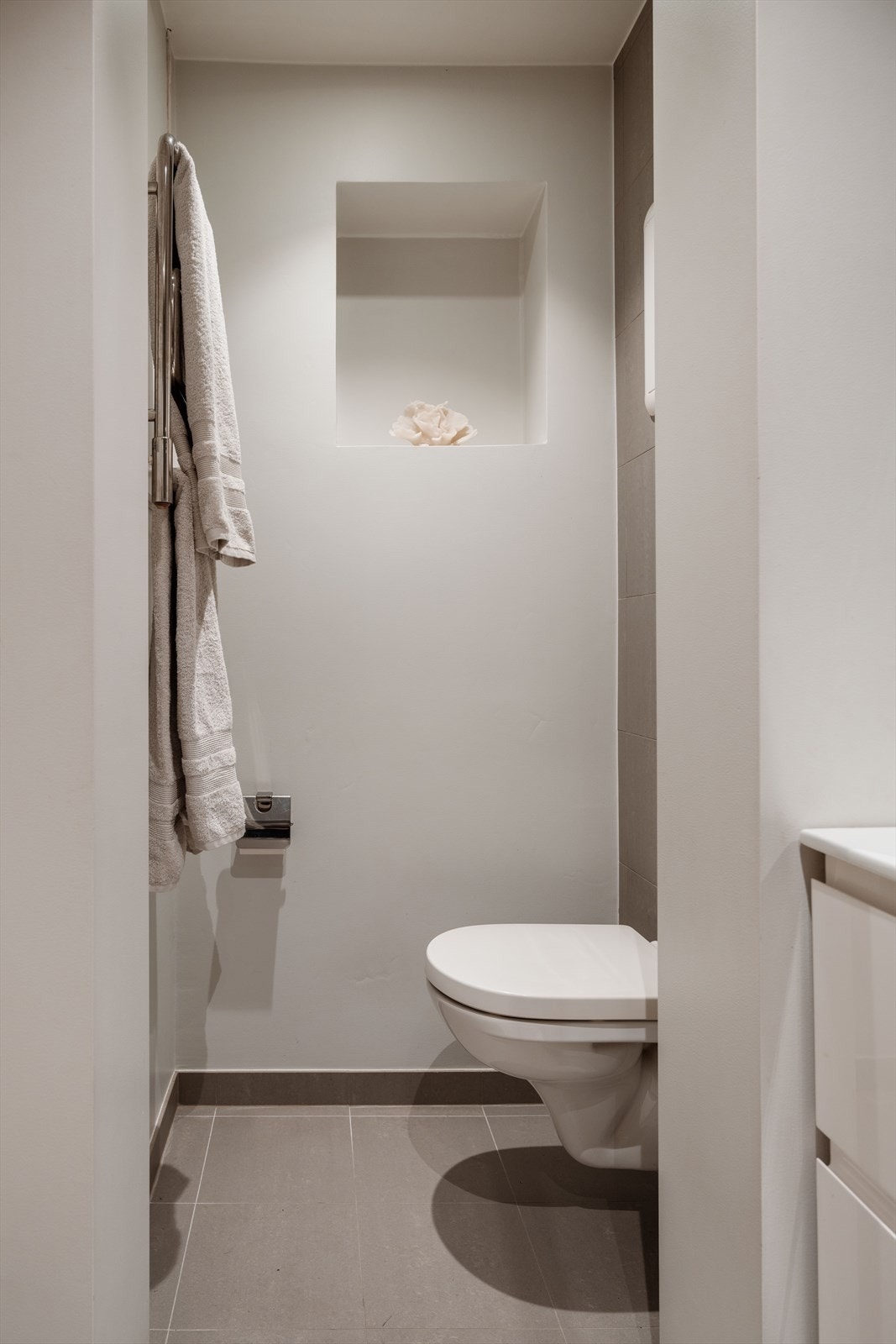 Innredningen er slett med en heldekkende servant og ettgreps blandebatteri. Over vasken er det montert et speil med lys. Galleribilde