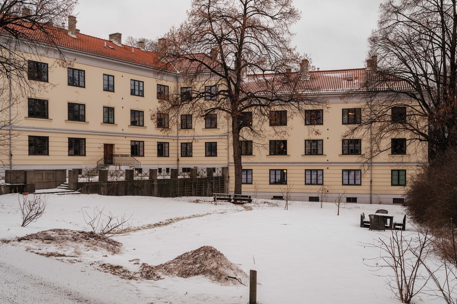 Sameiet har et velholdt og skjermet gårdsrom til felles bruk for beboerne. Galleribilde