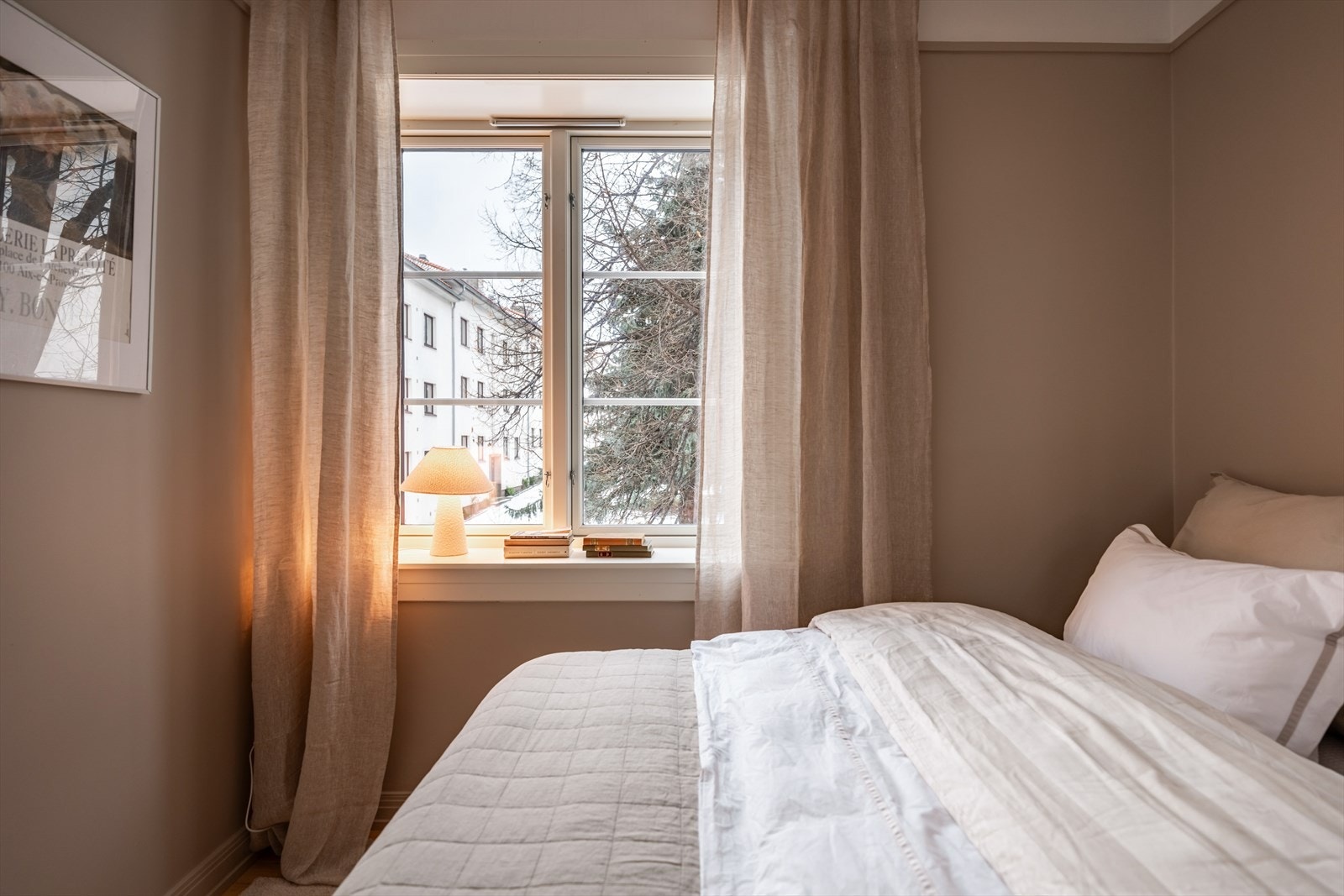 Soverommet har plass til dobbeltseng og vender mot nabobygningenes gårdsrom. Galleribilde