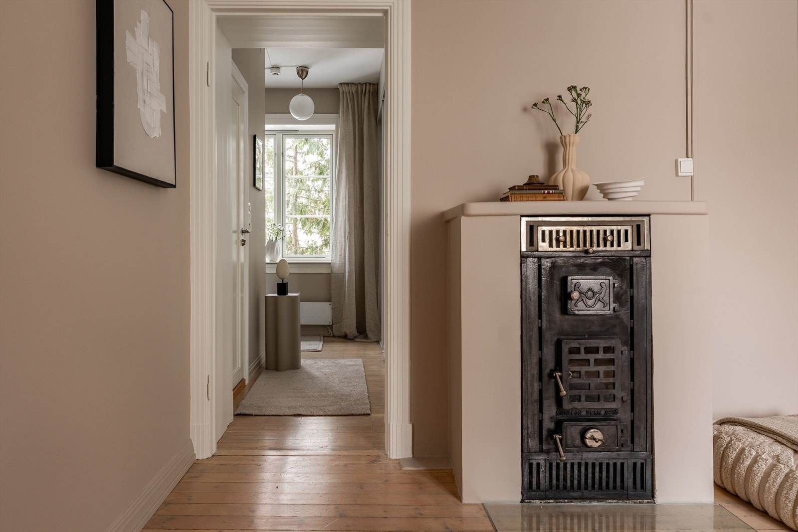 Entréen har økt garderobeplass som følge av en smart planløsningsendring. Her er det et eget skap for vaskemaskin og tørketrommel/vaskesøyle Galleribilde