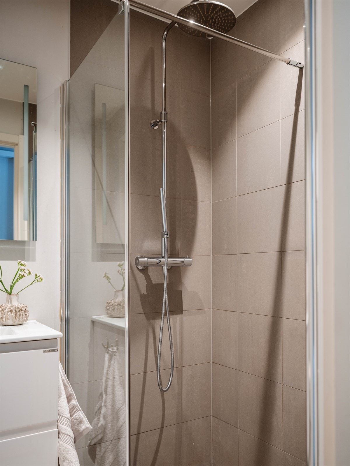 Rommet har flislagt gulv med varmekabler og delvis flislagte vegger. Galleribilde