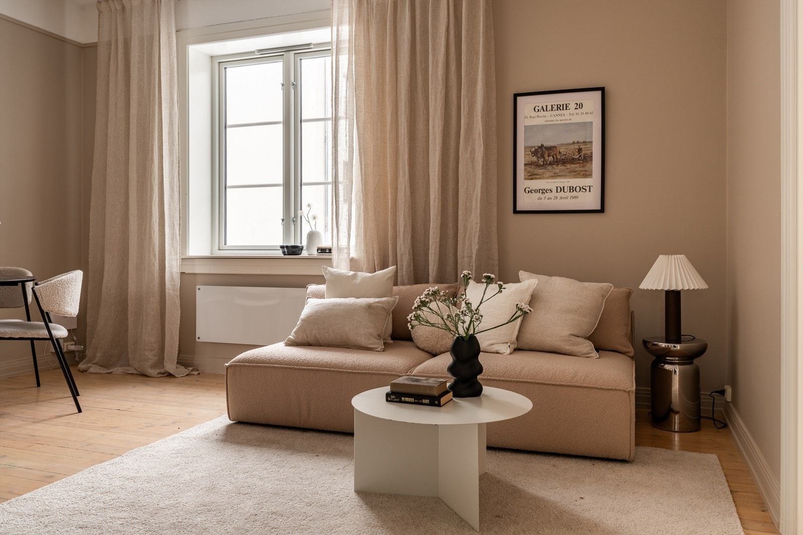 Vinduene i leiligheten ble byttet i 2024 og har isolerglass, som sikrer god komfort. Galleribilde