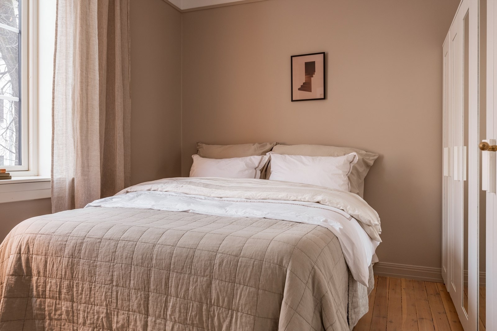 Soverommet har, i likhet med øvrige oppholdsrom, nymalte overflater. Galleribilde