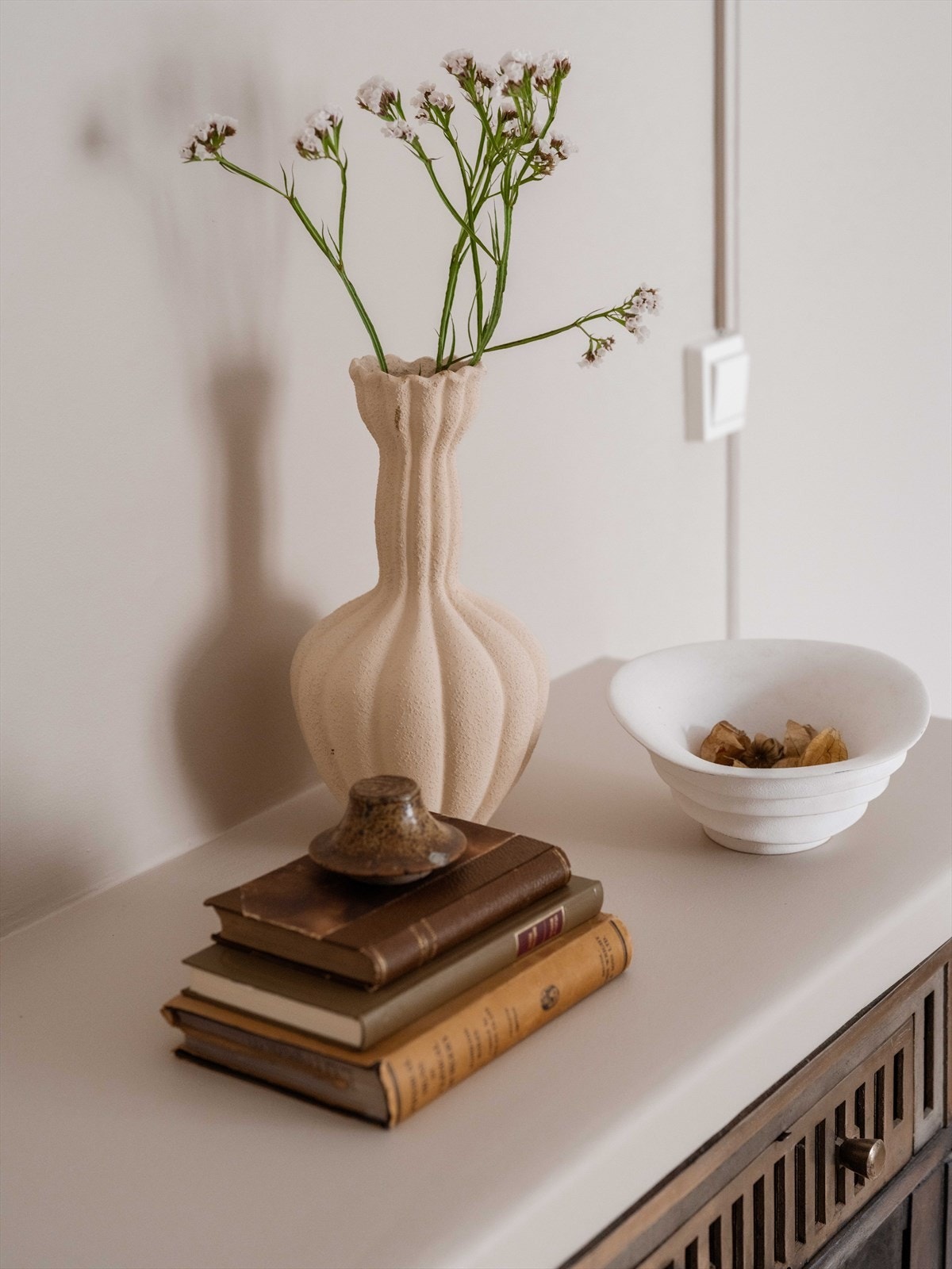 Gjennomgående materialvalg og nymalte overflater skaper en helhetlig og tidsriktig stil. Galleribilde