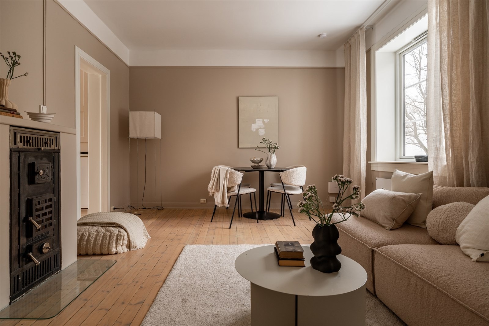 Dette er en sjarmerende 2-roms leilighet med originale detaljer som tregulv og god takhøyde på 2,80 meter, kombinert med moderne oppgraderinger. Galleribilde