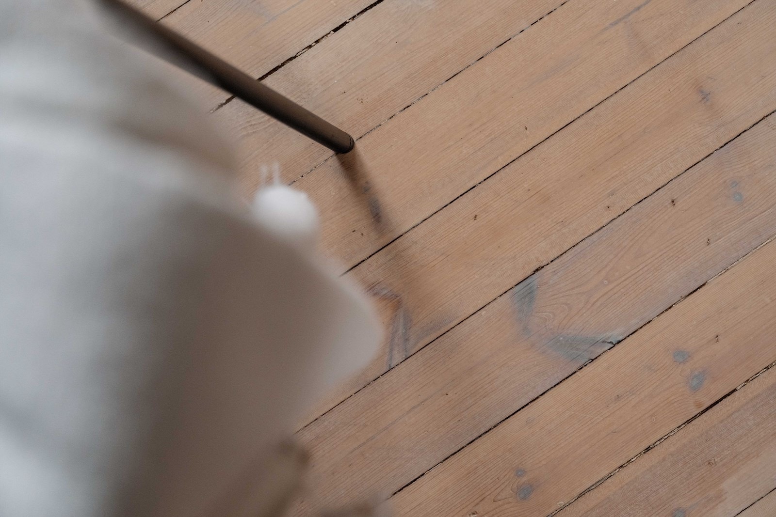 Detaljene i det originale tregulvet gir leiligheten en autentisk og historisk sjarm. Galleribilde