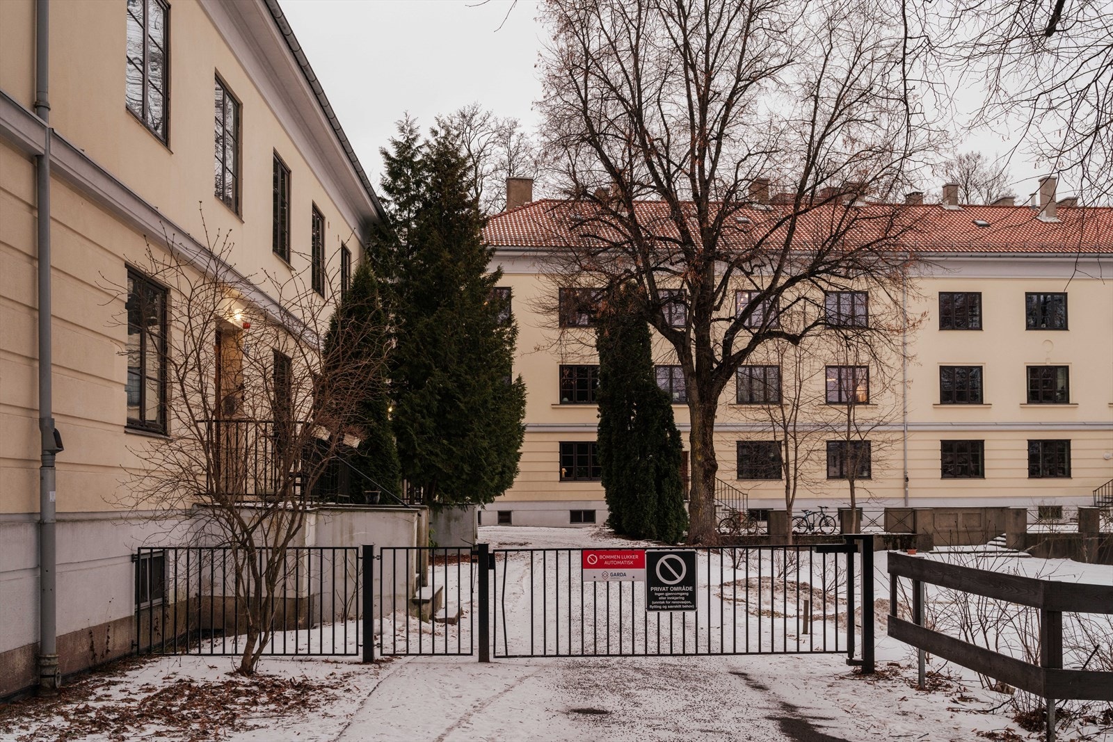 Boligen er plassert i det bygget som kun består av to etasjer med leiligheter. Galleribilde