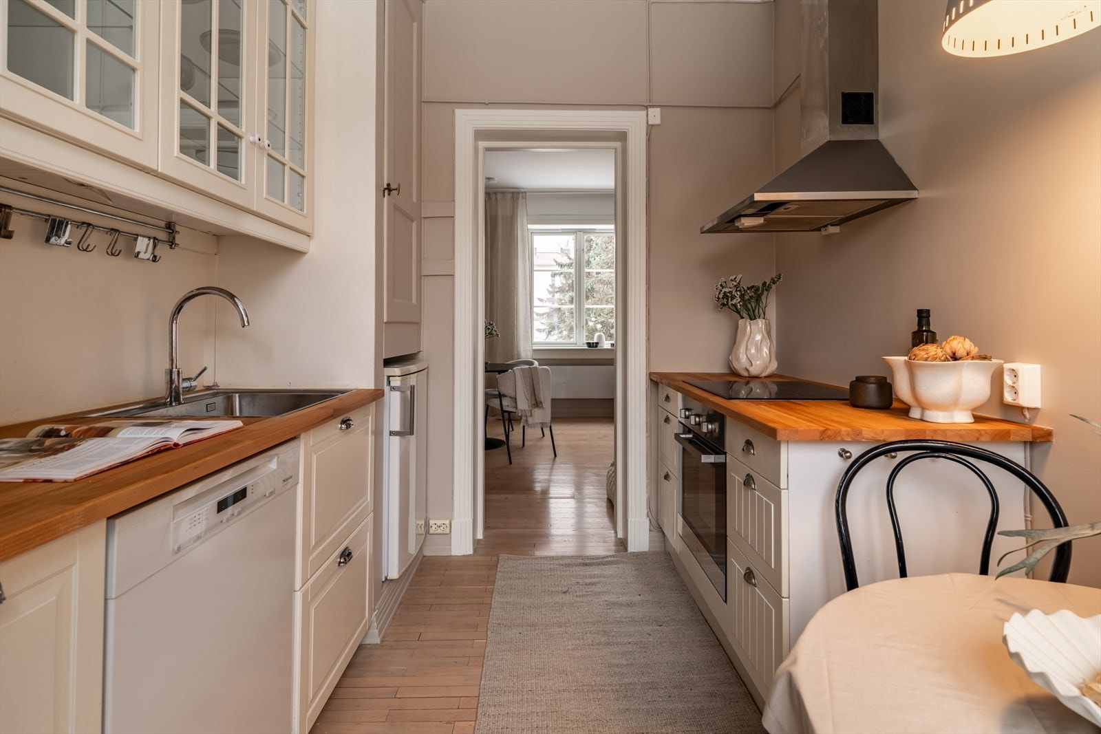 Overskapet tilfører et tidløst, klassisk preg med elegante glassfronter som fremhever servise og detaljer, samtidig som det gir praktisk og god oppbevaringsplass. Galleribilde