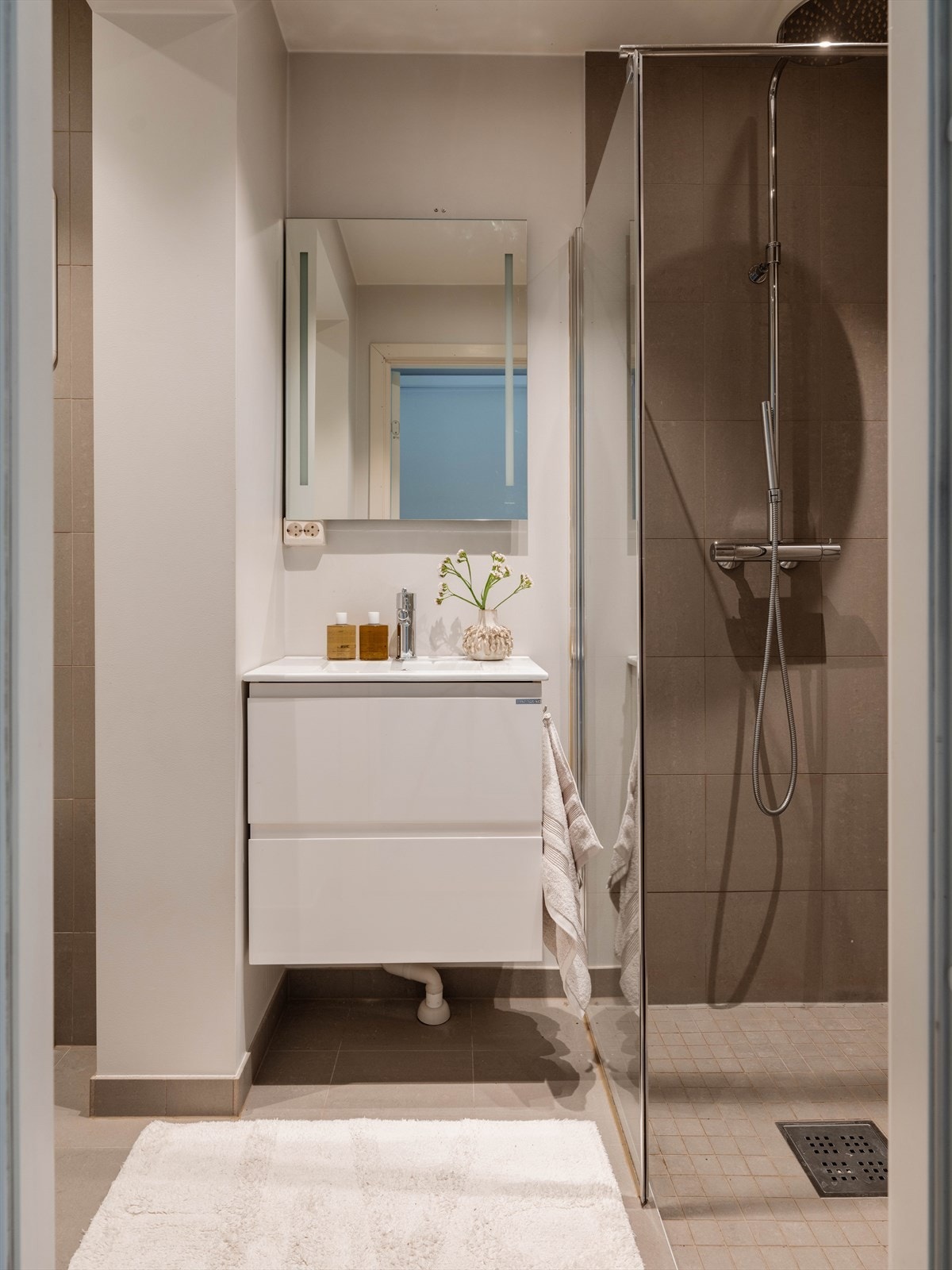 Badet er lyst og moderne, pusset opp av fagfolk i 2018. Galleribilde