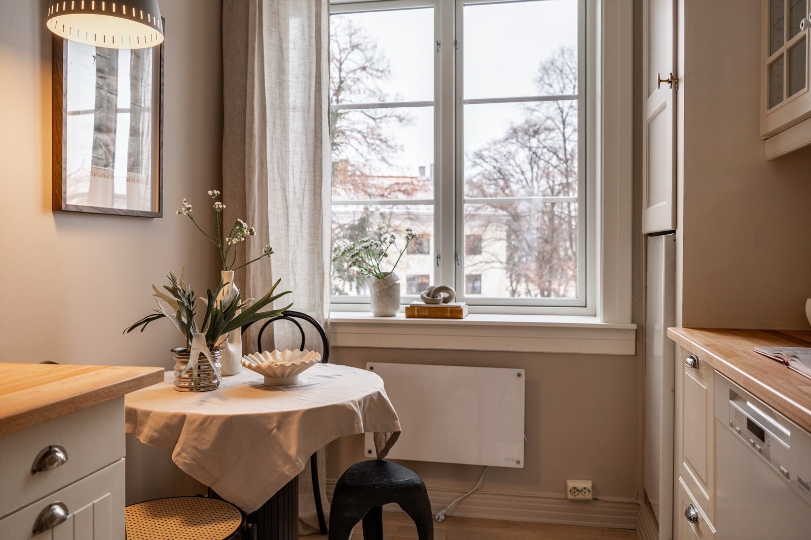 En hyggelig spiseplass ved vinduet gjør kjøkkenet til et sosialt rom i hverdagen. Galleribilde