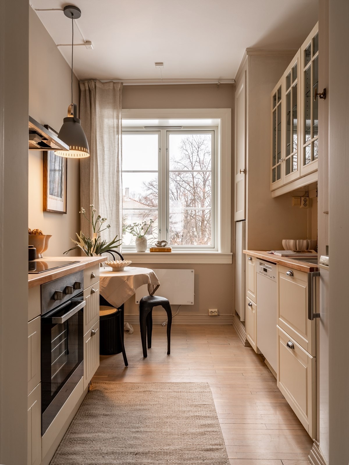 Kjøkkenet er praktisk utformet med god benke- og skapplass på begge sider. Galleribilde