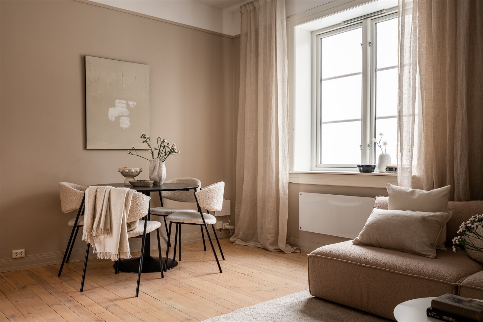 Det originale tregulvet er bevart i stue og soverom, og gir en varm karakter til rommene. Galleribilde