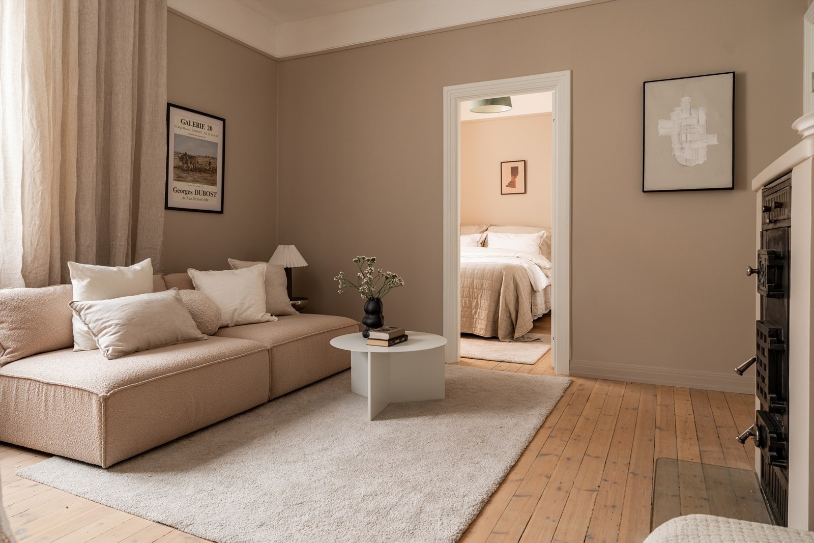 Fra stuen er det inngang til soverommet, noe som gir en god og praktisk flyt i boligen. Galleribilde