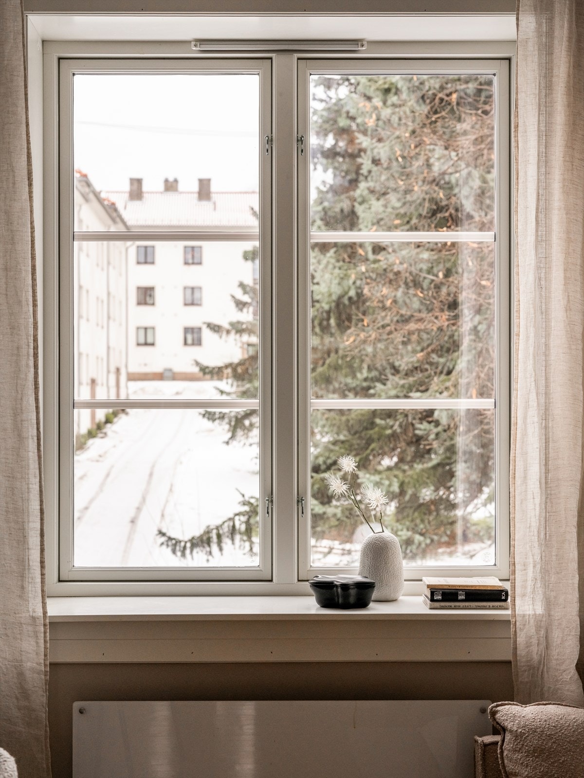 Fra vinduene er det en hyggelig utsikt mot nabobygningenes gårdsrom. Galleribilde